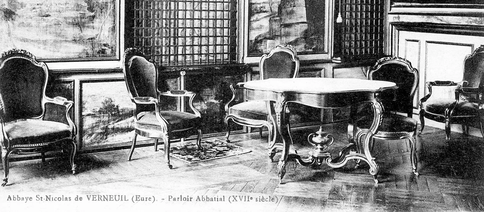 vieille photo du parloir de l'abbaye saint nicolas avec son mobilier