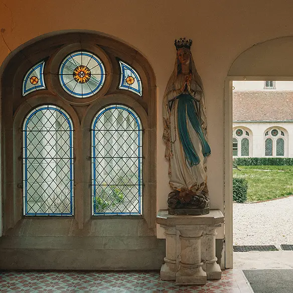 statue d'une sainte de l'abbaye saint nicolas