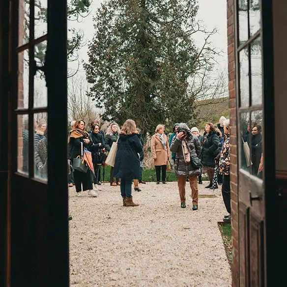 visiteur et son guide devant une des entrée de l'abbaye saint nicolas