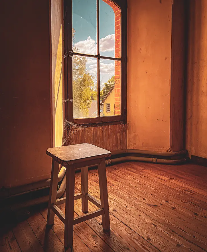 tabouret d'une nonne devant la fenetre de la chambre dans le monastere