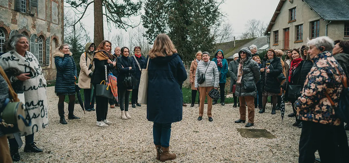 groupe de visiteur visitant l'exterieur de l'abbaye saint nicolas à verneuil sur avre en normandie