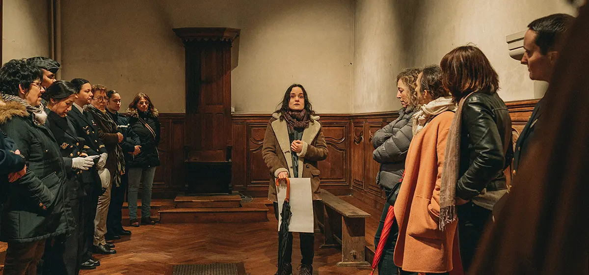 visiteur et guides dans une des partie du monastères des nonnes